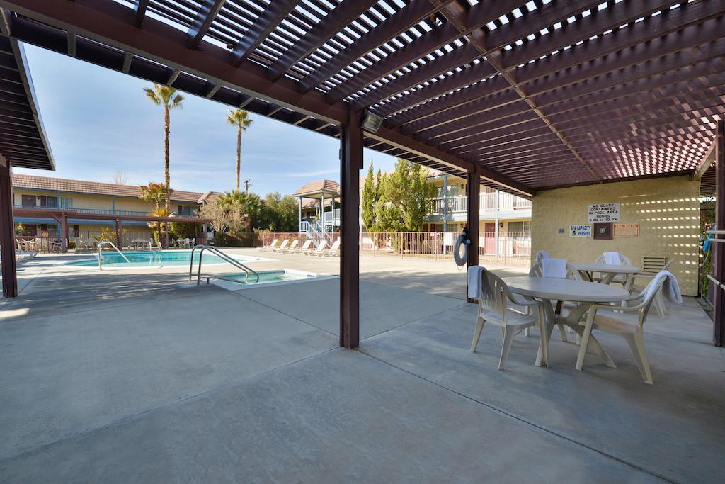 Americas Best Value Inn & Suites - Lancaster Exteriör bild