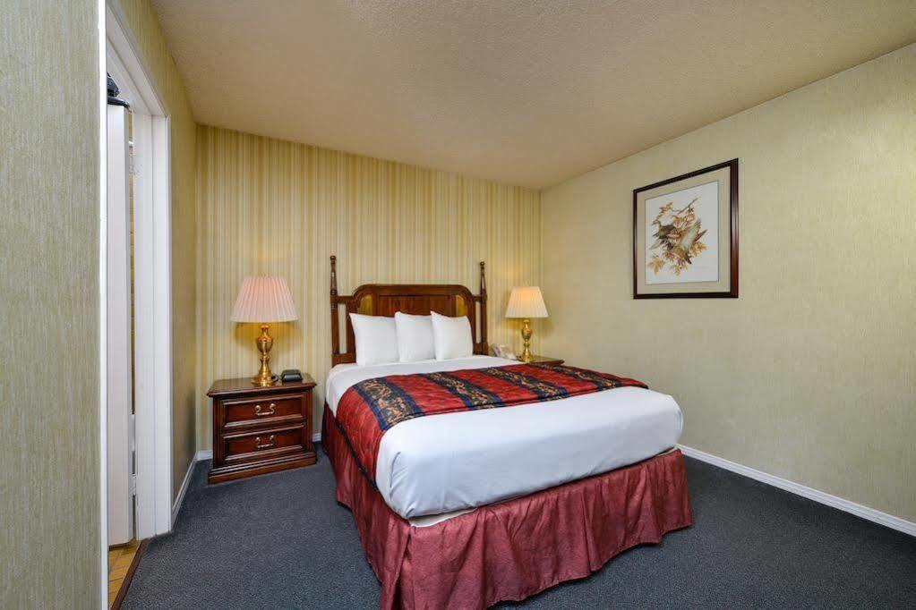 Americas Best Value Inn & Suites - Lancaster Exteriör bild